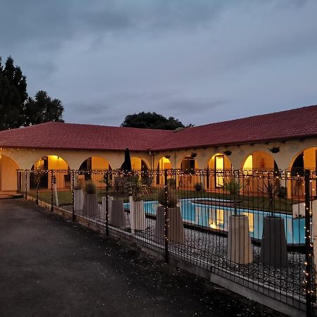 Captains Quarters Motor Inn เคมบริดจ์ ภายนอก รูปภาพ